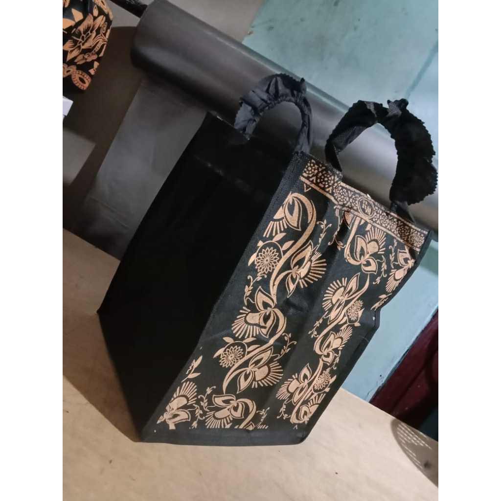 

goodiebag sri kotak TEBAL ukuran 20x20 isi 12pcs