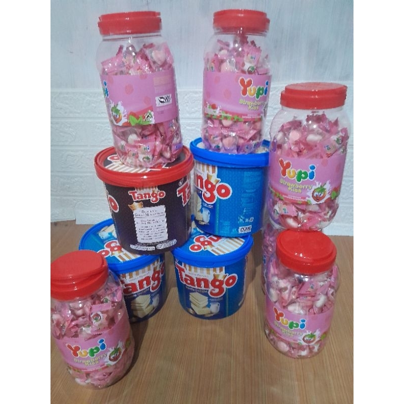 

yuppi toples dan wafer Tango