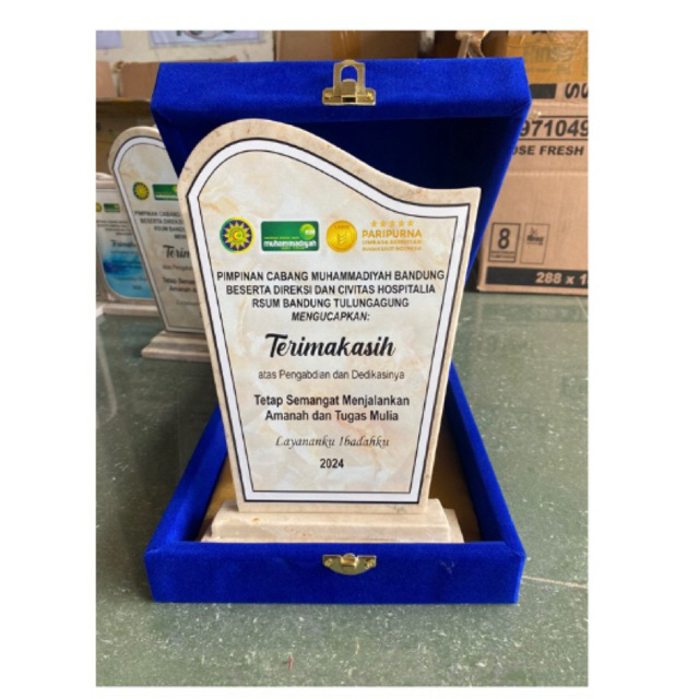 vandel marmer ukuran besar, wisuda graduation kenang kenangan dll