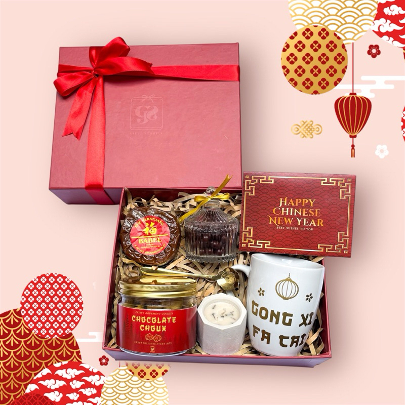 

Hampers Imlek 2025 / Parcel Imlek / CNY Hampers / Kue Keranjang 200gr/ Scented Candle/Choco Ball/ Hadiah Tahun Baru Cina