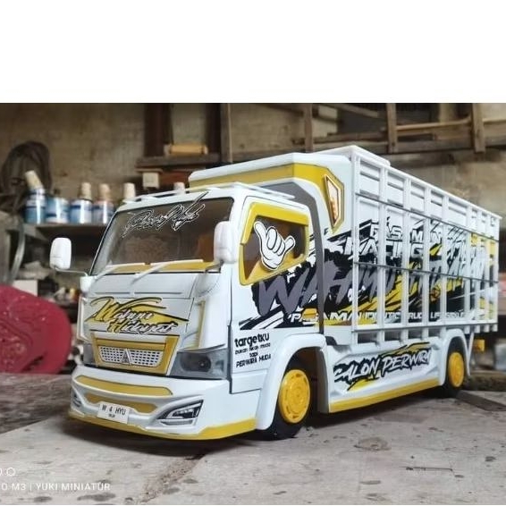 Miniatur truk oleng new Wahyu abadi 2 putih pake lampu leed dan terpal