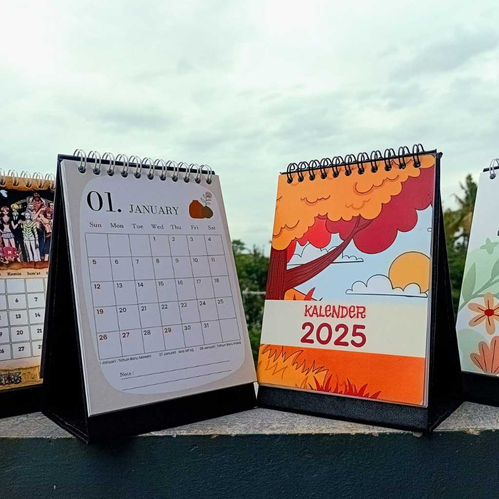 

Kalender Meja Kecil Ukuran A6 (14 x 10,5 ) Tebal dengan Dudukan Hardcover Tebal. Kalender 2025