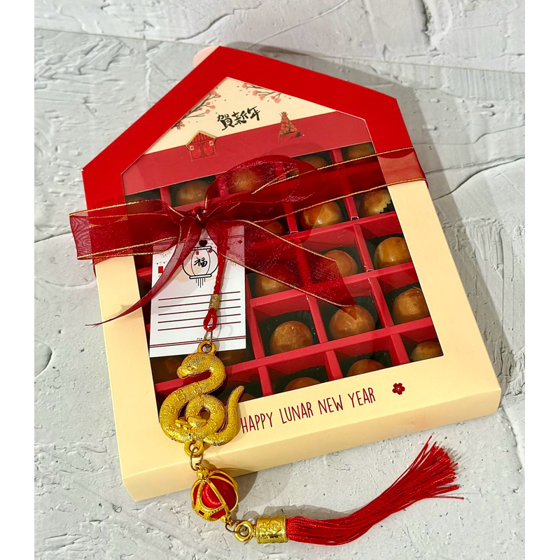 

ESMGIFTS - [GOSEND/GRAB ONLY] HOUSE OF SNAKE - Hampers Tahun Baru Chinese (Sincia) 2025/ Chinese New Year (CNY) Hampers/ Gifts/ Hampers Nastar Wisman/ Pinapple Tart