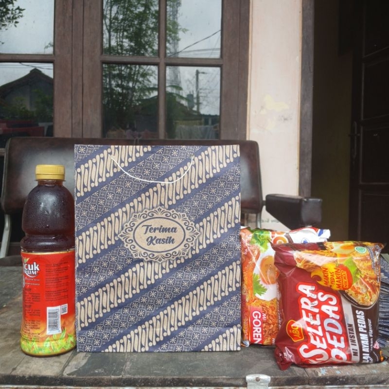

ISI 50) UKURAN TANGGUNG 17x21x4cm (PAPERBAG MOTIF / TAS KERTAS BATIK / TAS SOUVENIR BATIK TERLARIS !!!