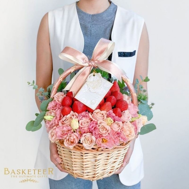 

the flowers and basket bucket strawberry siap pakai dan kirim kapan saja kemana saja dimana saja order segera fresh hampers lebaran natal cny skuy order hehehe