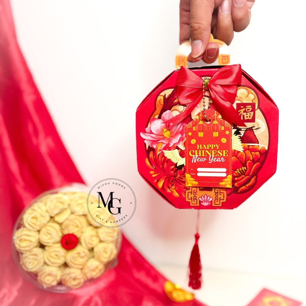 

[Ready Stock] Hampers Imlek Kue Kering Hexagon PREMIUM isi 1 Toples / Hampers Premium CNY / Bingkisan Imlek 2025 / Parcel Chinese Lunar New Year Nastar / Sagu Keju / Kastengel / Skippy Kacang / Salju Mete / Lidah Kucing