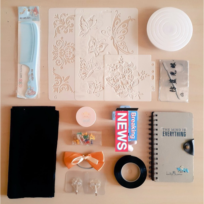 

, sisir, pemutar kue 15cm, jiplakan untuk kertas, kain flanel, pin, kotak pink, pita ikatan, buku, & pita hitam