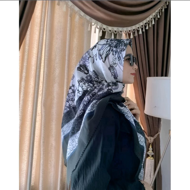 Hijab segi empat Motif Bunga isabel Hitam Putih