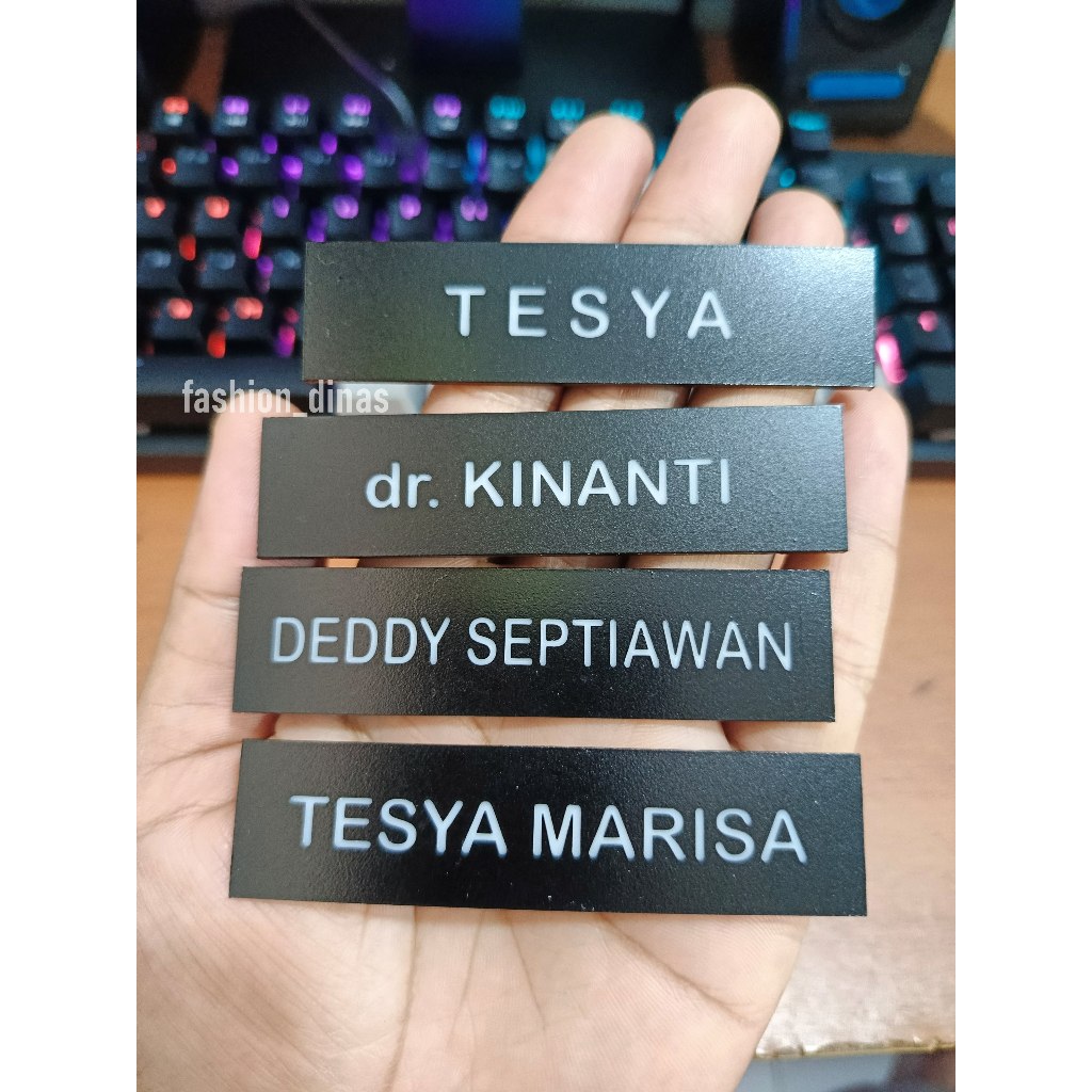 

NAME TAG PENITI NAMETAG PERSIT ASN KANTOR PAPAN NAMA HITAM DOFF
