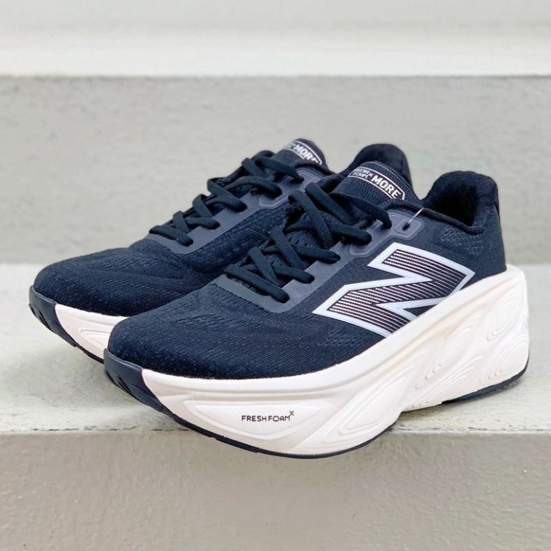 Sepatu Lari Fresh Foam X More V5 Sneakers Black/White

