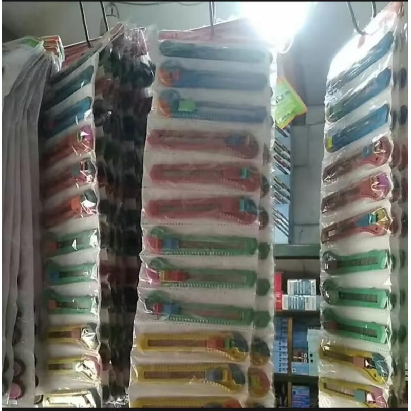 

pisau cutter besar warna warni L 150 ironbal isi 12 pcs/1renceng/ 1pak