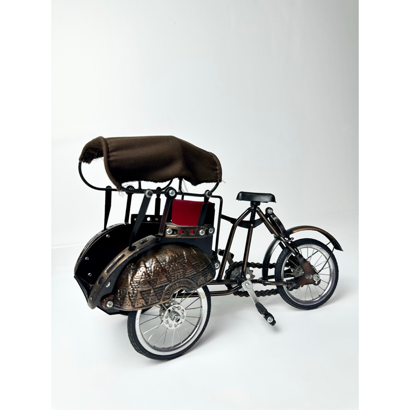 Dekorasi meja, becak antik.