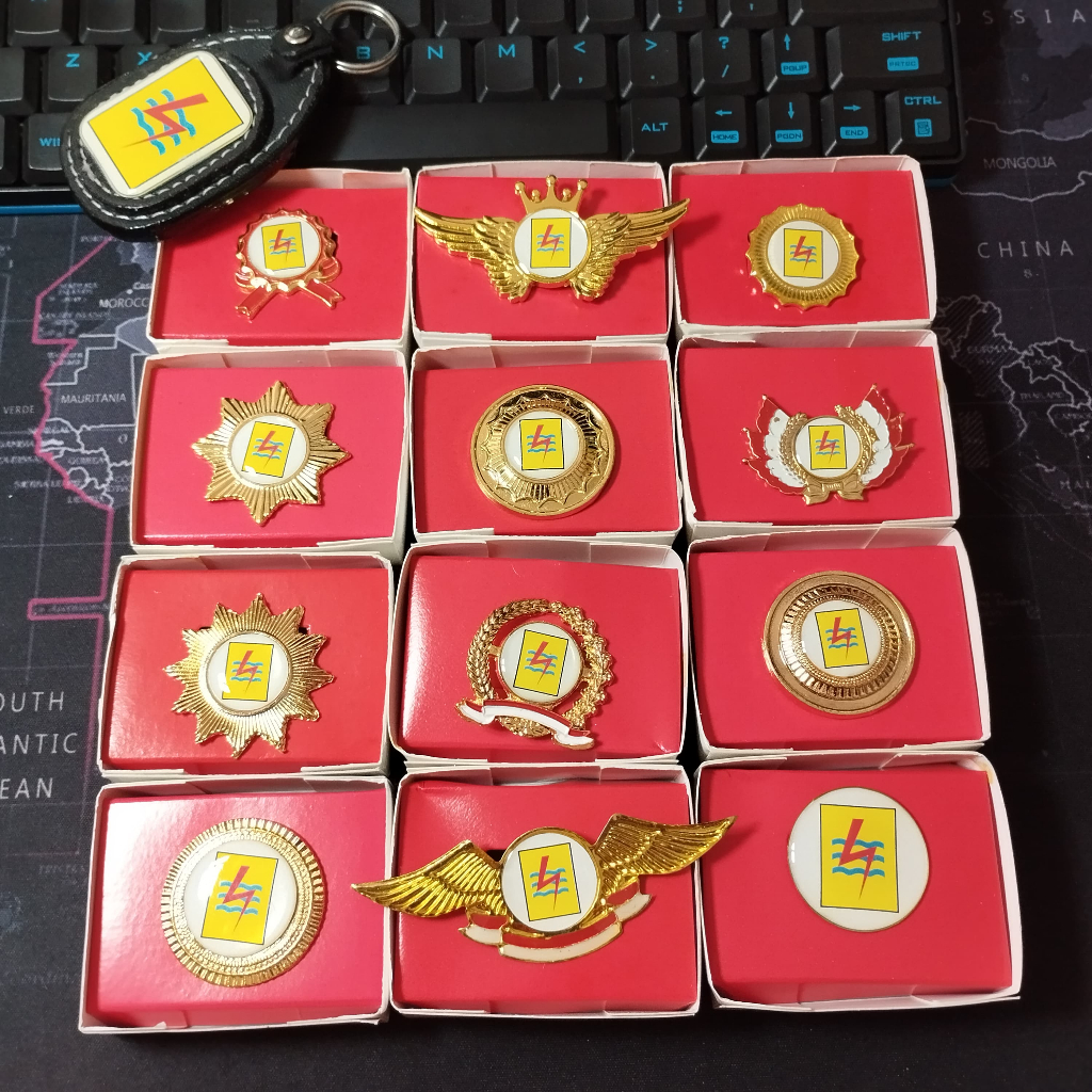 Pin PLN / lencana atribut PLN / aksesoris PLN [ foto asli ]