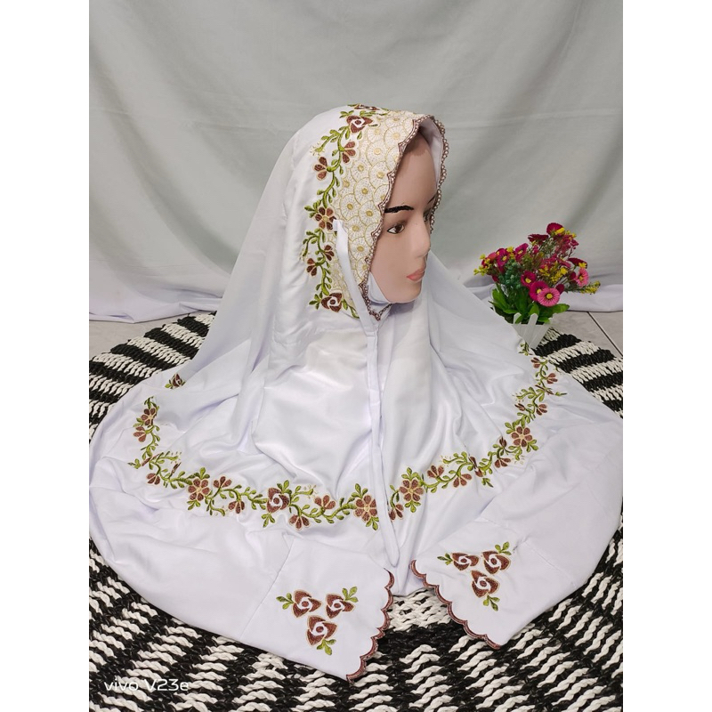mukena terusan warna putih motif bunga