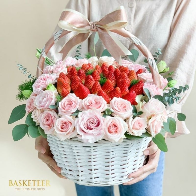 

hampers buah bunga segar by fruitshehee strawberry middle style with roses rounded bouquets bunga buah beri segar hampers buah eid lebaran puasa valentine mothers cny imlek natal tahun baru