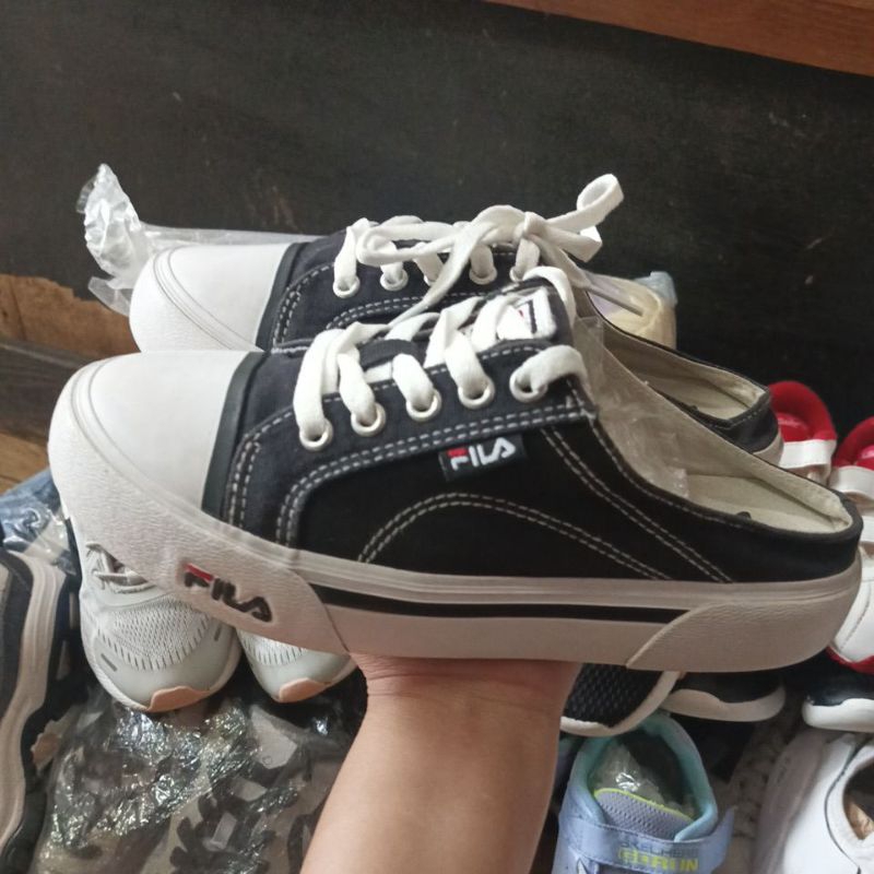 sepatu sendal Fila hitam putih