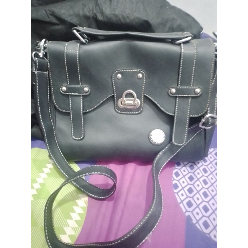 Tas kerja wanita hitam