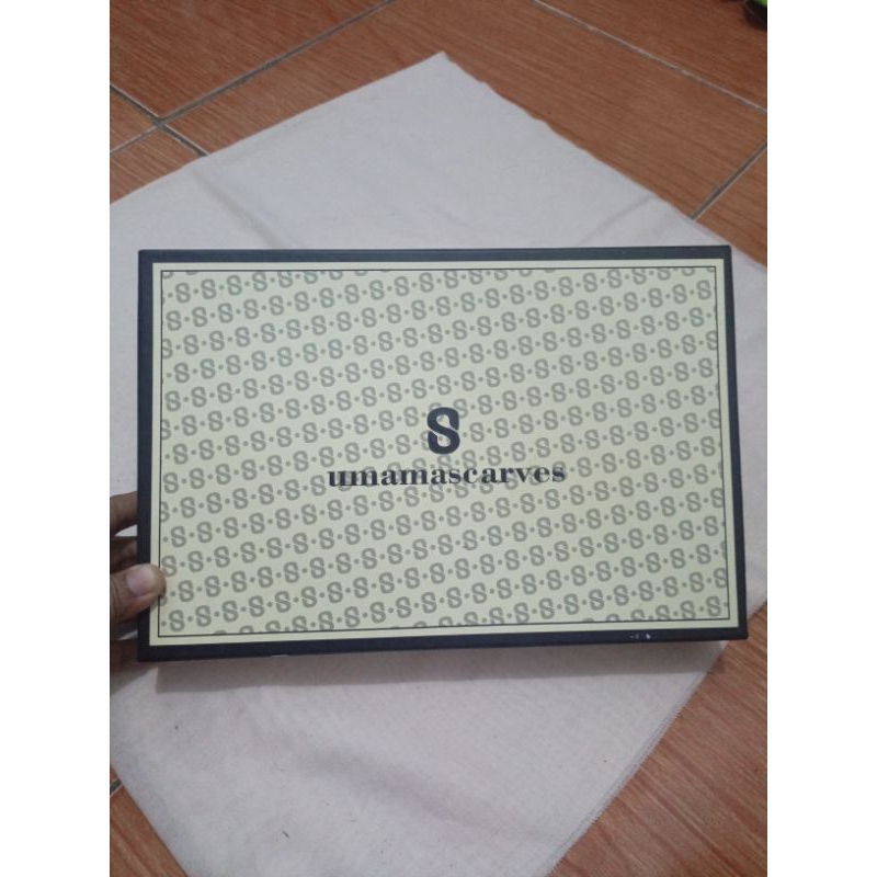 

Kotak umamaScarves besar ukuran 29x19x4, minus sedikit coretan di dlm box, overall good