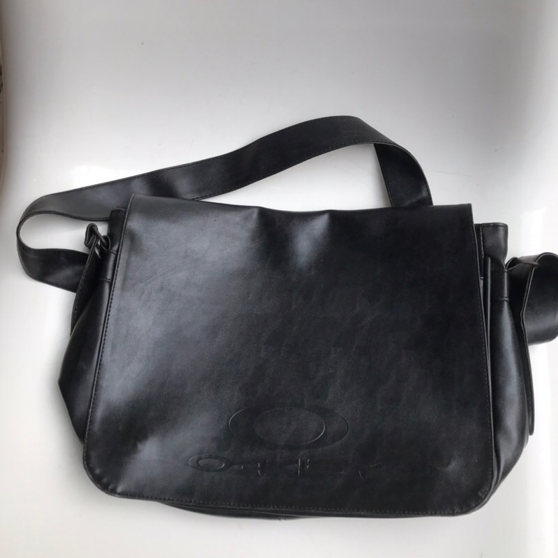 Vintage Oakley Black Leather Messenger shoulder postman bag  2 partition Tas Selempang Kulit Hitam