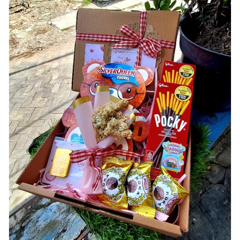 

Hampers Valentine day Hampers Cokelat hampers ekslusif Hadiah pacar Kado Pacar Hadiah Silverqueen Bear Hadiah Ultah Kado Wisuda Pacar Girlfriend