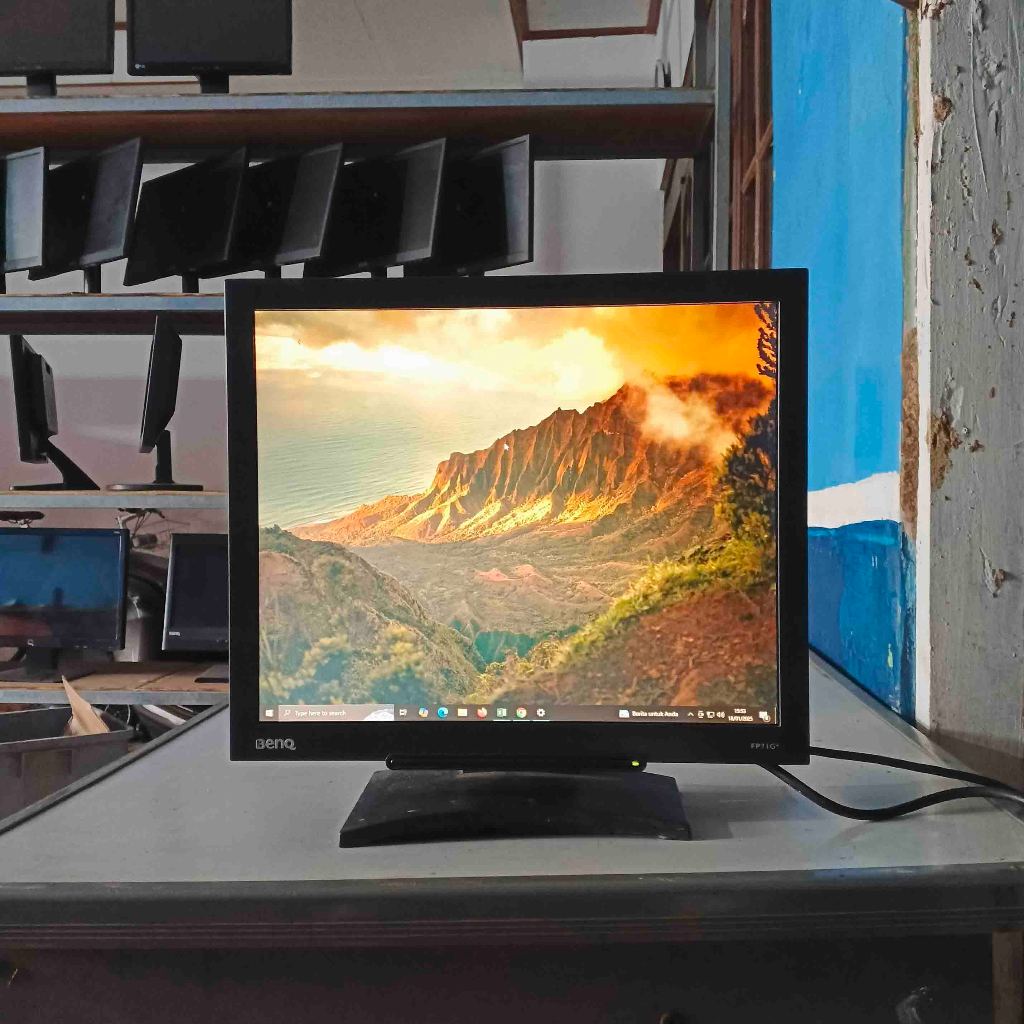 Monitor Merk Benq Lcd 17 inch Square Kotak Kondisi Normal