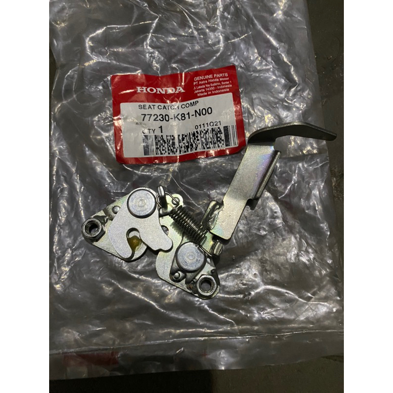 Kunci Jok Seat Catch Comp  New BeAT Sporty eSP K81 77230K81N00 77230-k81-n00