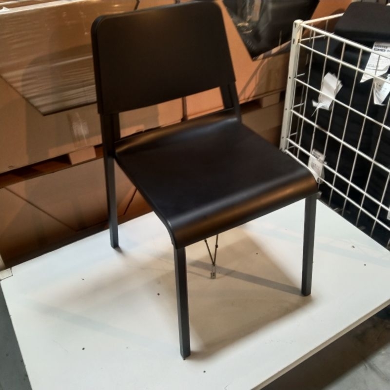 Kursi Bar Dengan Sandaran Plastik Kokoh Hitam Elegan Kaki Baja