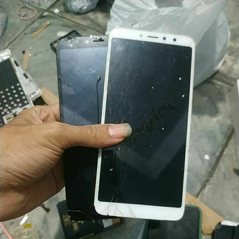 LCD SHADOW/WHITE SPOT BEKAS REDMI S2