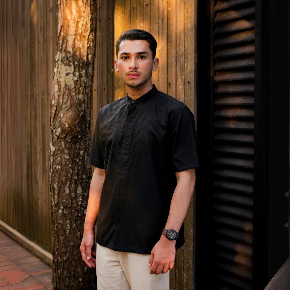 BASTOH Koko Pria Yukti Hitam Lengan Pendek