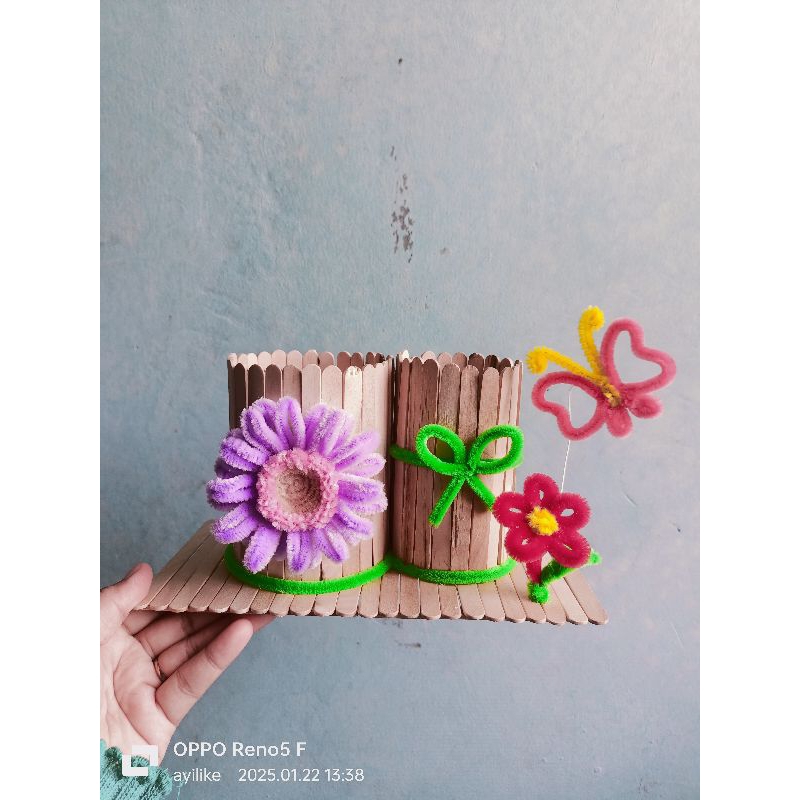 

ayilike prakarya tempat pensil stik es krim Karawang / hiasan bunga kawat bulu mercy