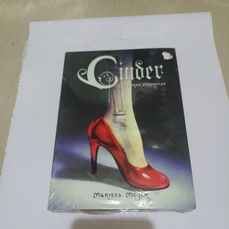 Novel Marissa Meyer - Cinder the lunar chronicles