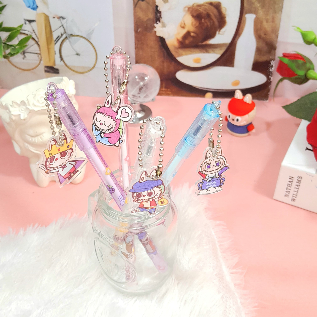 

Pulpen Gantungan Akrilik LABUBU Super Cute Lucu Tinta Hitam Ready 4 Variant Warna / Pen Gantungan Model Labubu Imut Unik Stationary Fancy Kekinian Favorit Anak Harga Termurah Bisa Grosir dan COD