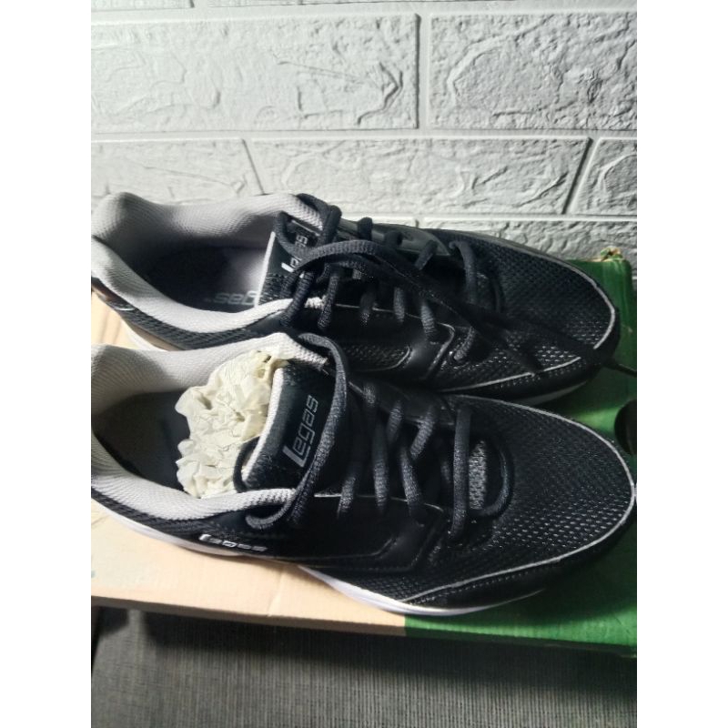 sepatu running pria legas