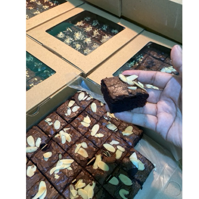 

FUDGY BROWNIES MELTED Premium Chocolate and Anchor Butter, 1 Loyang isi 25 potong