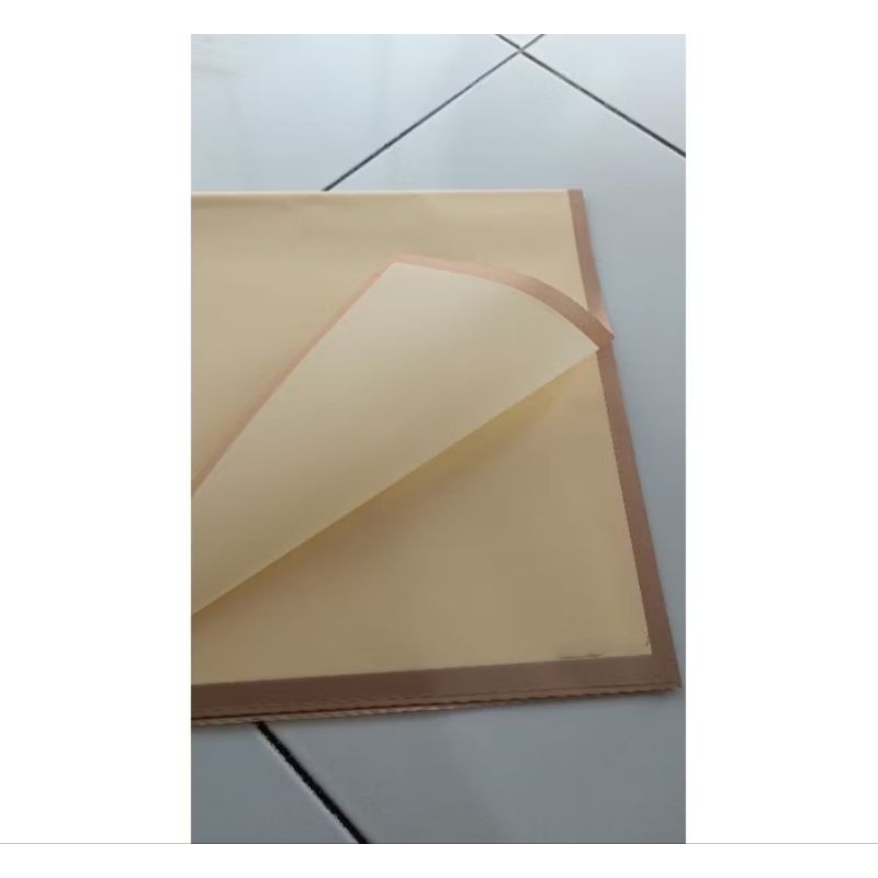 

KERTAS BUKET BUNGA CELLOPHANE LINE GLOD / WARPPING PAPER FLOWER LIST GOLD COLOR CREAM