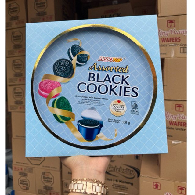 

Biskitop Assorted black cookies premium blue 300 gr 1 karton isi 6