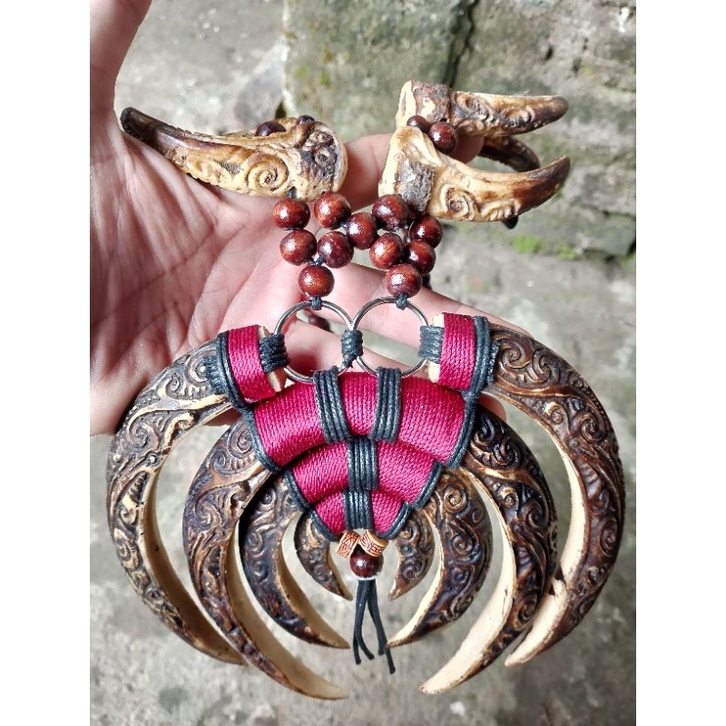kalung etnik taring babi ukir