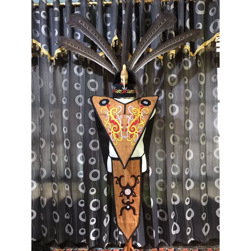 baju adat Dayak set pria