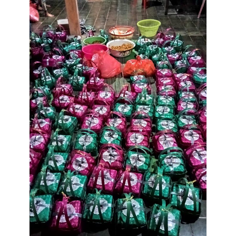 Besek katering/besek hajatan/besek/besek jinjing/besek hias/besek warna.  pilihan warna:ungu, kuning