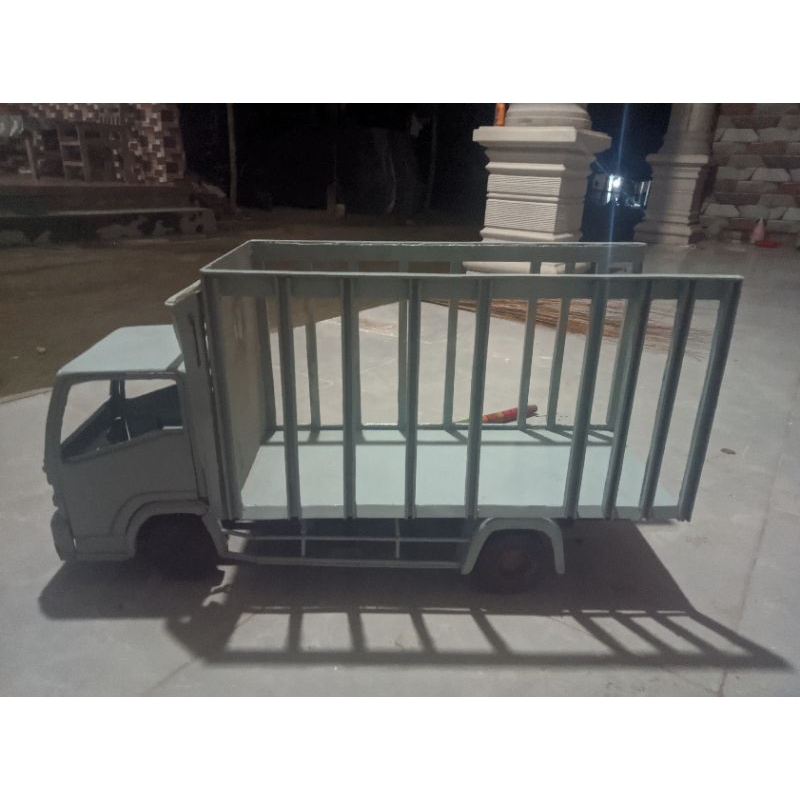 Mentahan Miniatur truk oleng