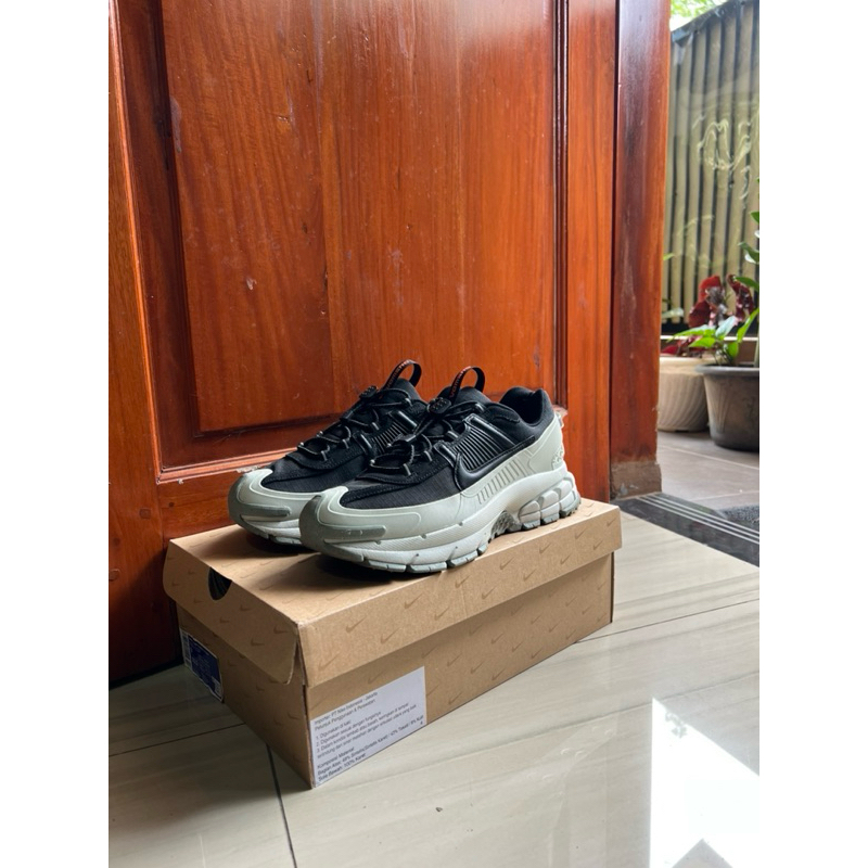 Nike Zoom Vomero Roam Black White US 9/EUR 42.5/27 CM (preloved) second