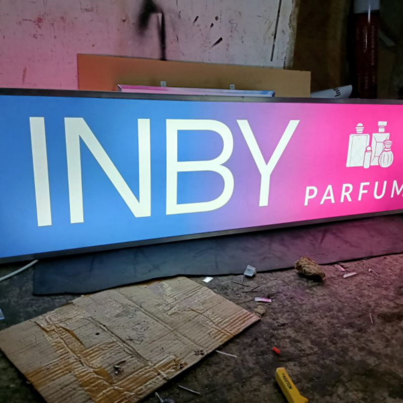 Plang Nama Toko Akrilik Nyala bebas design ukuran 130x20cm