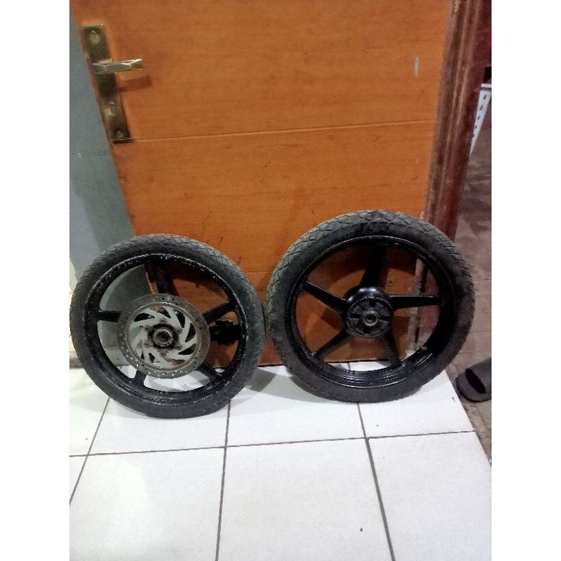 pelek original copotan scorpio ring 18 ban msh lumayan no oleng