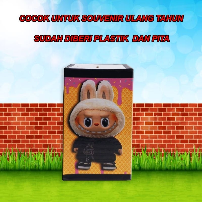 

Celengan Labubu Souvenir Ulang Tahun Plastik dan Pita