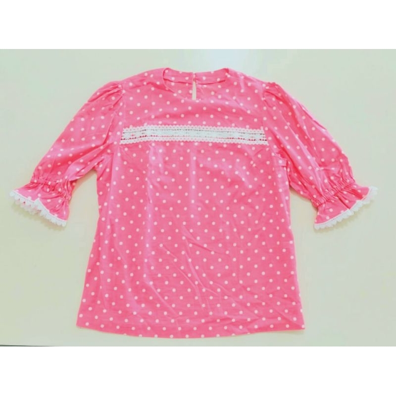 BLOUSE ATASAN WANITA KEKINIAN KATUN PINK POLKADOT  KOMBINASI RENDA PRELOVED