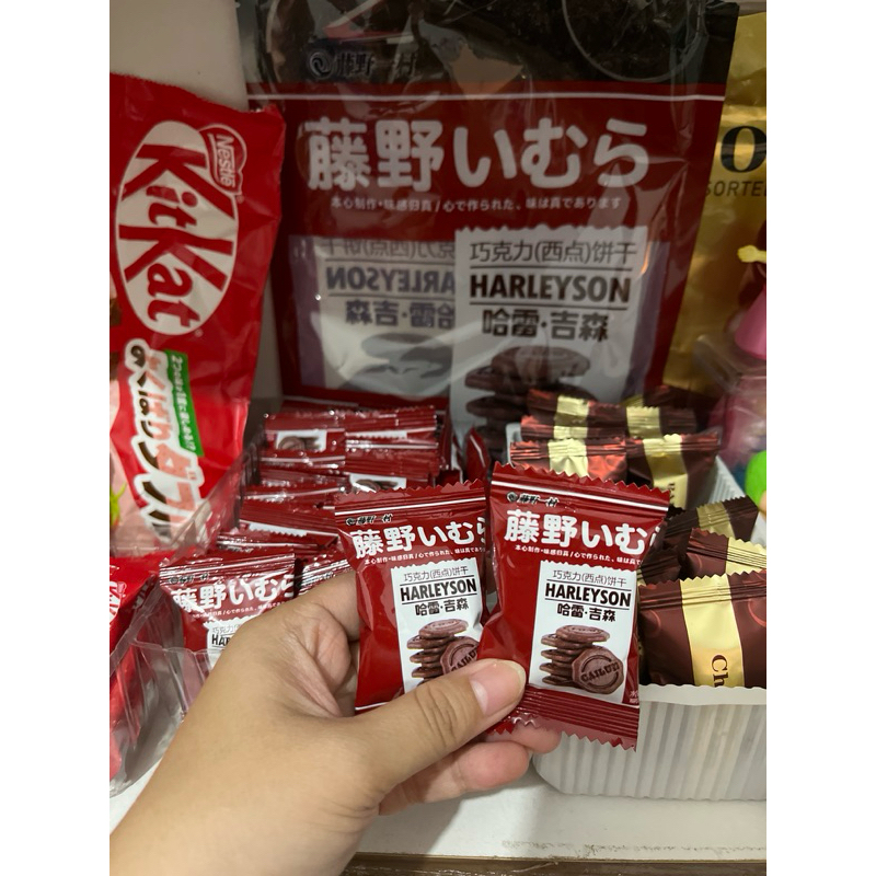 

Harleyson Chocolate biscuit jepang snack ecer satuan