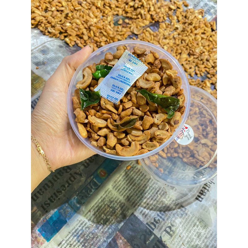 

READY STOCK KACANG METE KEMASAN TOPLES 250 GRAM