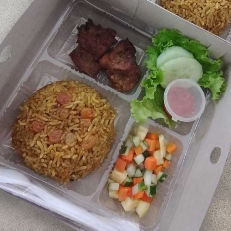 

Nasi Box Kebuli Daging Kambing / Nasi box Kebuli Olahan Daging Kambing minimal order 20box