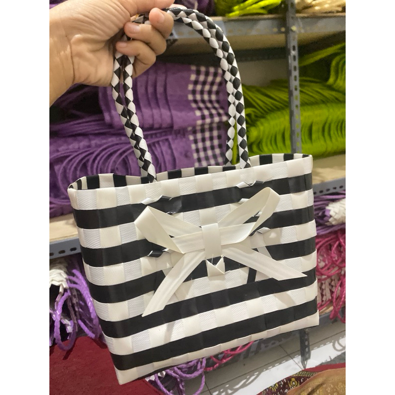 

TAS ANYAMAN ZEBRA KECIL HAMPERS 19x10x17 Kapasitas 2kilo