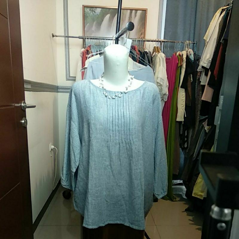 atasan salur biru muda